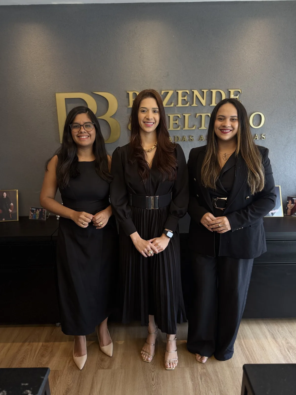 Equipe do Rezende & Beltrão Advocacia na recepção do escritório